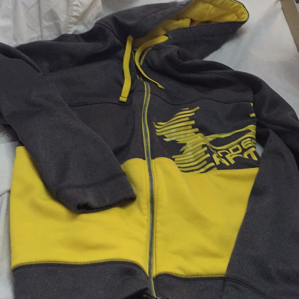 Men’s medium under armor zip up hoodie